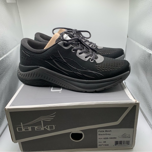 Dansko Women's Size 40 US Pace Mesh Walking Shoes